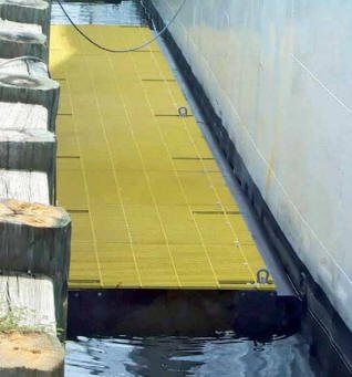 gratar compozit GRp din plastic turnat folosit ca si platfomar de access intr-o marina